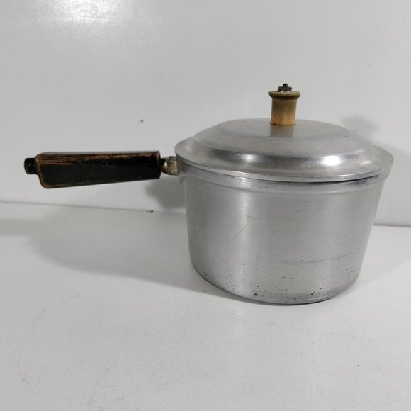 Vintage Miracle Maid Cast Aluminum 2.5 Qt Pot cookware Wood Handle With lid - Picture 2 of 8